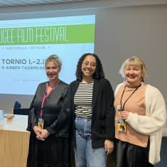 Refugee filmfestival vierailee Torniossa, kuvassa vasemmalta festivaalin järjestäjistä Anne Korhonen, Nina Mata ja Sanna Valtonen. 