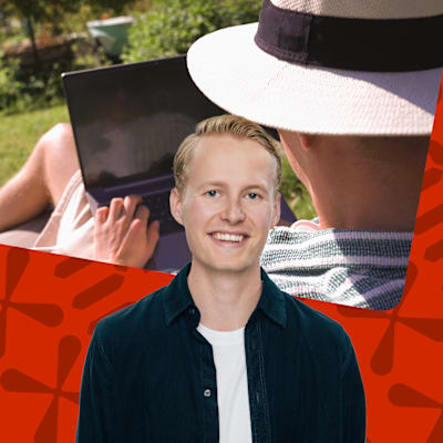 Redaktör Niklas Grönholm framför en bild av en person som distansjobbar utomhus.