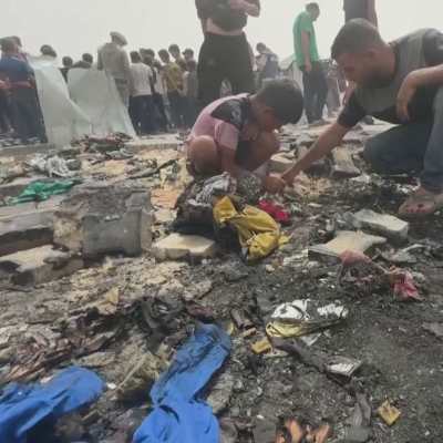 Nerbrunna rester av ett flyktingläger i Rafah.