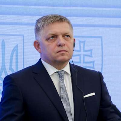 Slovakiens premiärminister Fico i en mörk kostym. 