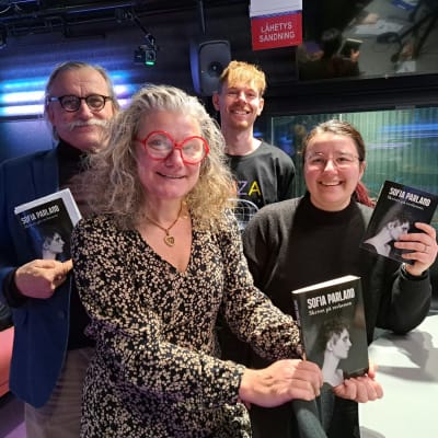 Svenska Yles litteraturpris 2023 läsajury med Sofia Parlands bok Skrivet på revbenen i handen i radiostudion.