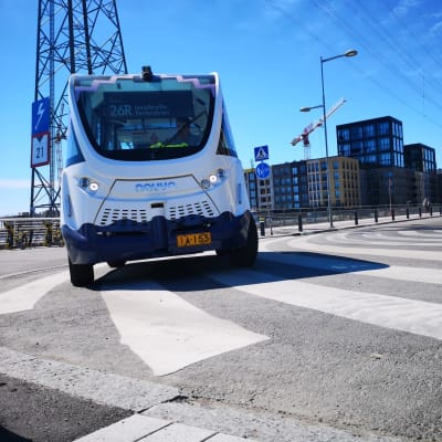 En förarlös buss kör längs med stranden i Fiskehamnen i Helsingfors. 