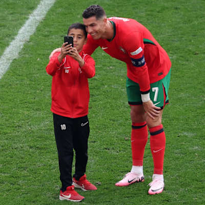 Tioårige planstormaren Berat tar bild med Cristiano Ronaldo.