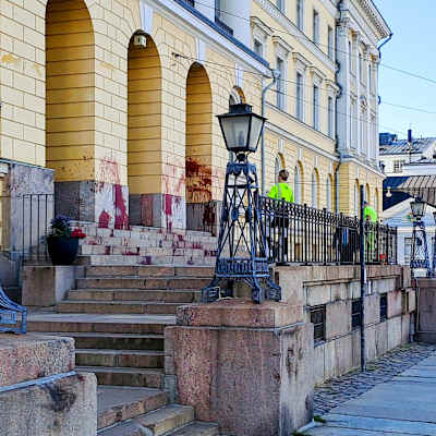 Statsrådsborgen i Helsingfors vandaliserad med röd färg.