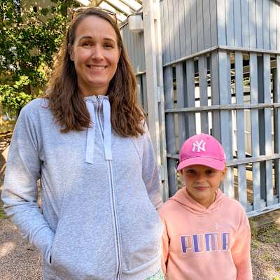 Hanna Brotherus och hennes dotter Emilia Peltola står ute på gården i Lillhoplax. 