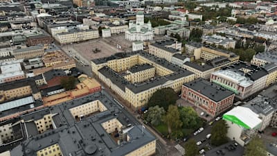 Drönarbild över Senatstorget omgivet av Helsingfors universitets huvudbyggnad, Helsingfors domkyrka, Statsrådsborgen med Tryckerihuset på innergården, och Riddarhuset och Riddarhusskvären i förgrunden.