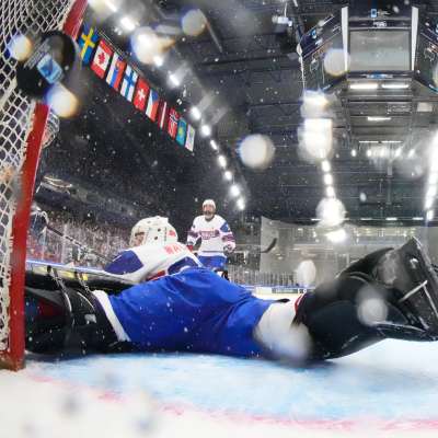 Norske målvakten släpper in en puck i U18-VM.