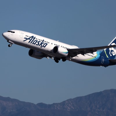 Alaska Airlines Boeing 737 lyfter från flygplats. 