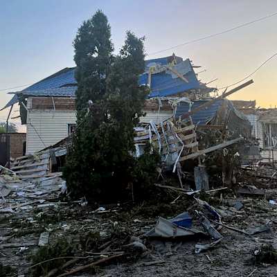 Sönderbombade hus i byn Sudzja i Kurskregionen.