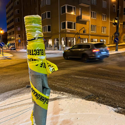 Bilden visar ett förstört trafikljus i hörnet av Kaskisgatan och Tavastgatan.