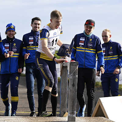 Eetu Savolainen springer i mål tillsammans med sina lagkamrater.