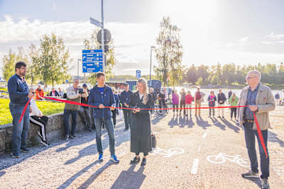 Sari Somppi klipper ett rött band vid en cykelbana.