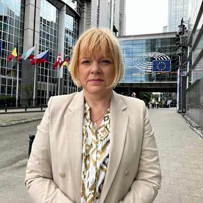 Närbild av Europakorrespondent Mette Nordström utanför Europaparlamentet i Bryssel.