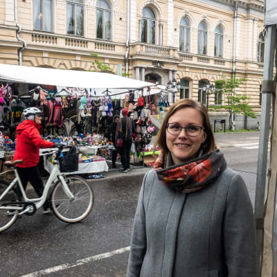 Sanna Päivärinta utanför stadshuset i Borgå.