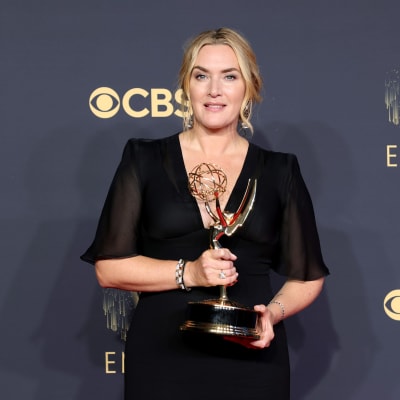 Kate Winslet poserar med sin Emmystatyett.