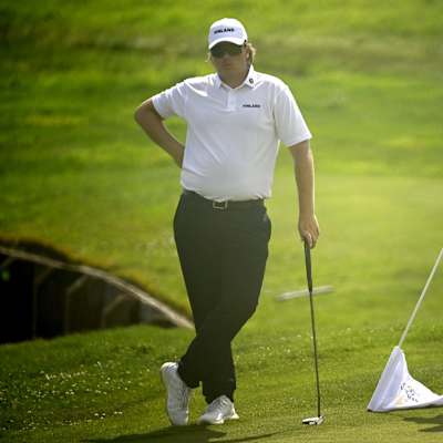 Sami Välimäki och Joonas Lehto står på golfbanan.