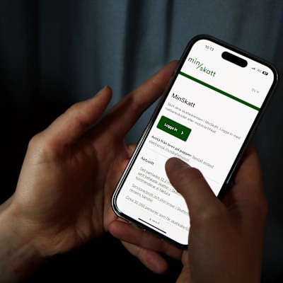 En person loggar in i MinSkatt på mobilen.
