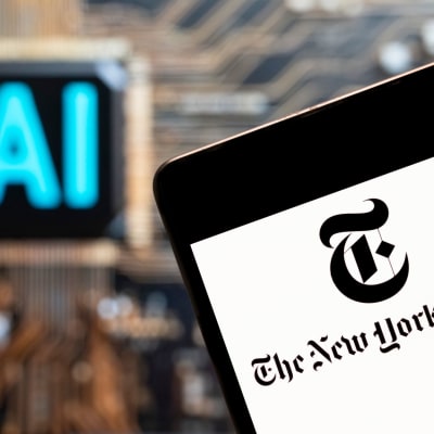 En mobilskärm med texten The New York Times i förgrunden. I bakgrunden syns ett kretskort och bokstäverna AI.