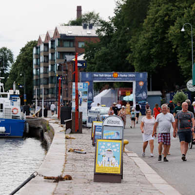 Människor promenerar vid åstranden i Åbo.