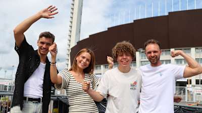 Från höger till vänster: Viktor Stenkrona, Mi Heller, Ludwig Siebke och Martin Midelf. Ett svenskt kompisgäng på fyra unga vuxna framför Olympiastadion inför Coldplays konsert.