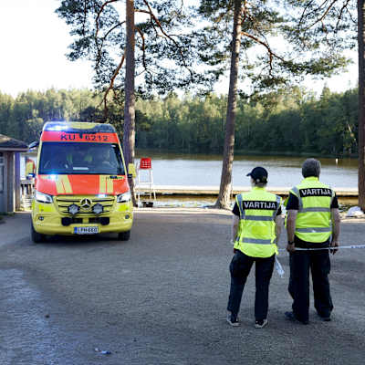 En ambulans och två väktare vid en räddningsinsats vid Hanaböle träsk i Vanda den 26 juli 2024.
