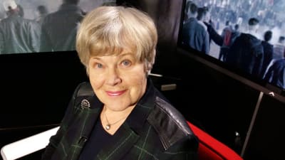 Minister Elisabeth Rehn pratar om hur flyktingsituationen borde hanteras