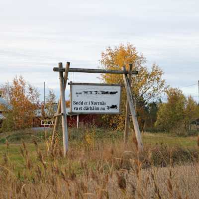 En skylt som välkomnar till Norrnäs by