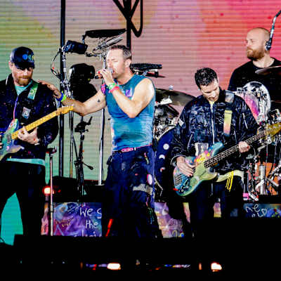 Coldplay på scenen under en konsert.