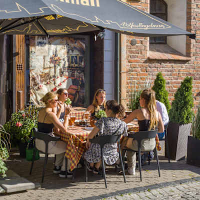 Unga kvinnor på ett gatucafé i Gamla stan i Vilnius.