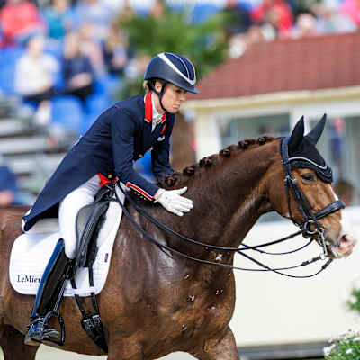 Charlotte Dujardin klappar sin häst.