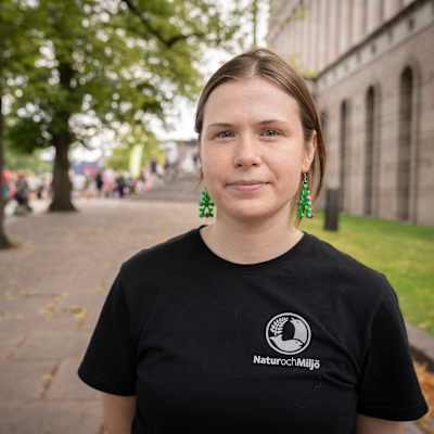 Rebecca Nygrén från Natur- och Miljö deltar i Skogsmarschen 2024 utanför riksdagshuset. 