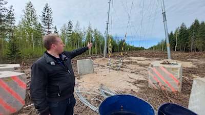 Planläggningsingenjör Mats Dahlin i Vörå står vid en ledningsgata för vindkraftsel.