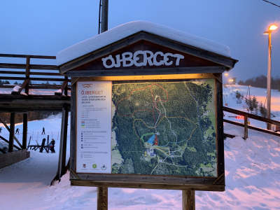 Skylt som visar karta över Öjberget, backarna och skidspåren i området.