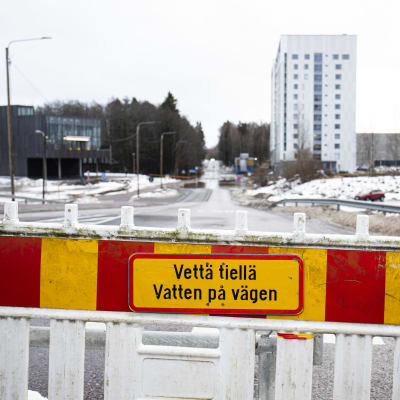 Avstängd väg vid Finno metrostation.