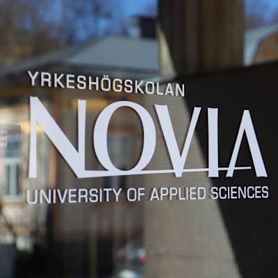 Dörren till yrkeshögskolan Novia i Åbo 