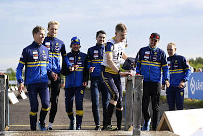 Eetu Savolainen springer i mål tillsammans med sina lagkamrater.