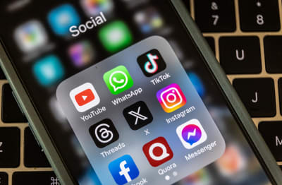 En mobilskärm med ikoner över olika sociala medieappar.