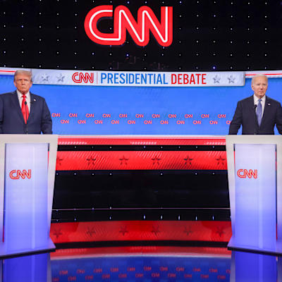 USA:s tidigare president Donald Trump och USA:s president Joe Biden står bakom vita podier under CNN:s presidentvalsdebatt.