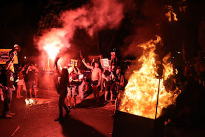 Eldlågor och demonstranter i Tel Aviv.