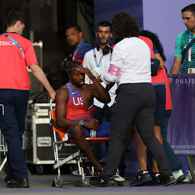 Noah Lyles sitter i rullstol.