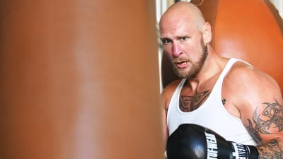 Robert Helenius bredvid en boxningssäck.