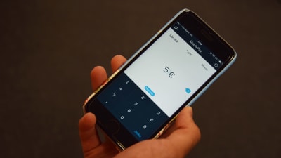 En mobiltelefon som använder sig av appen MobilePay. 