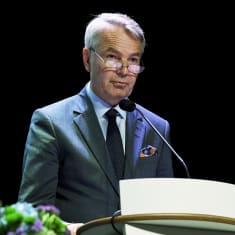 Ulkoministeri Pekka Haavisto puhuu Suomen ulkomaanedustustojen päällikköjen vuosittaisessa kokouksessa.