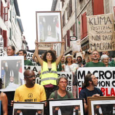 Mielenosoittajat pitävät Emmanuel Macronin potrettikuvia ilmassa G7-kokousta vastaan Bayonnessa, Ranskassa 25. elokuuta.