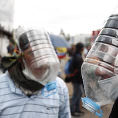 Ecuadorilaiset käyttivät maan pääkaupungissa Quitossa järjestetyssä mielenosoituksessa César Viterin tekemiä kaasunaamareita, jotka olivat valmistettu käytetyistä vesipulloista.