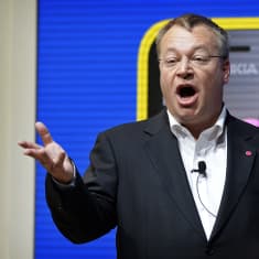 Stephen Elop puhuu.