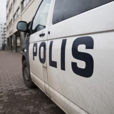 Poliisiauto parkissa Pasilan poliisitalon edessä