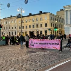 Elokapina osoittaa parhaillaan mieltään Pohjoisesplanadilla ja Etelärannassa. 