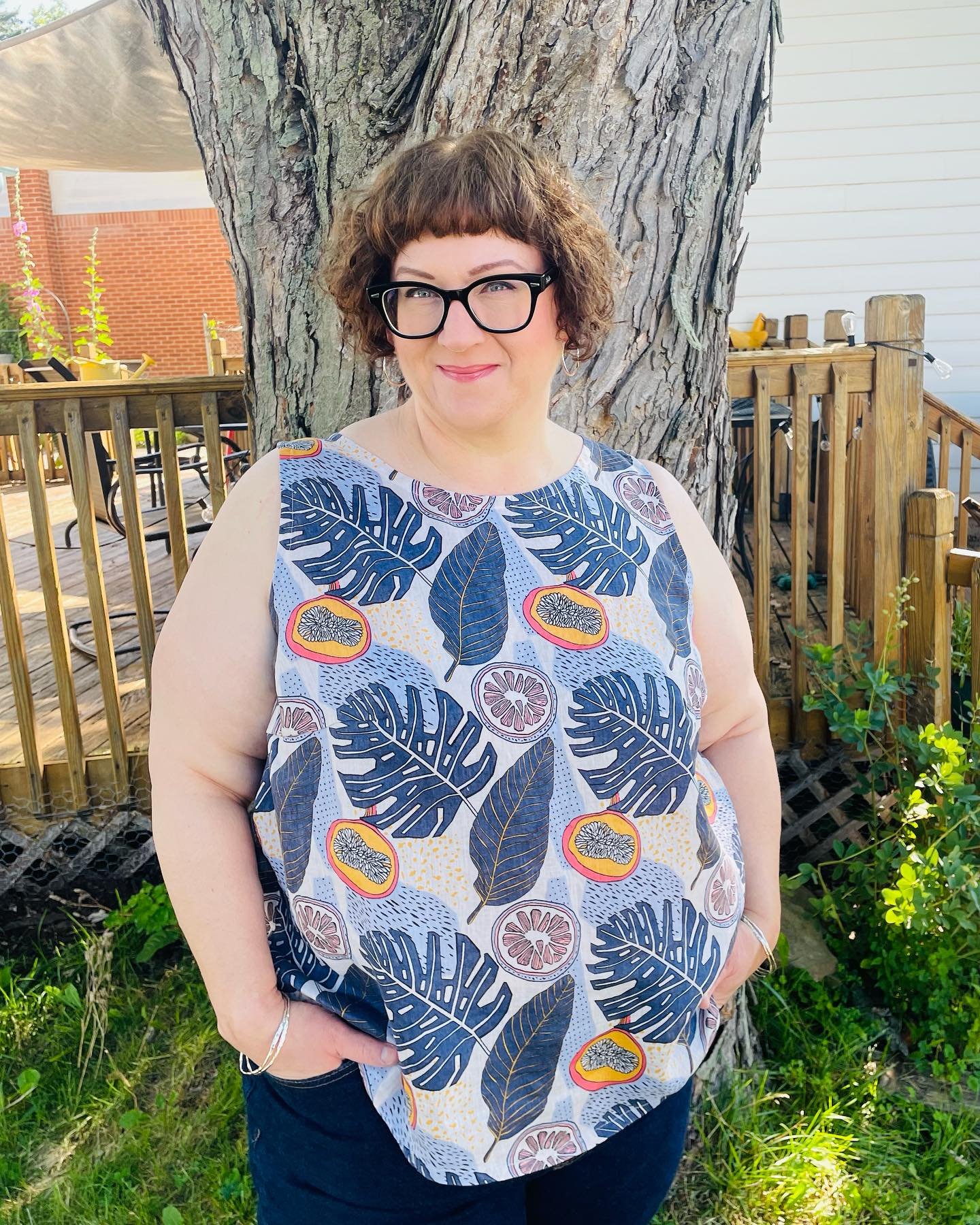 Amy @modernpearlco made two gorgeous Gemmas for the pattern update &mdash; one in a botanical linen and another in a chambray; I love that she styles these with her jean jacket and Citrine cardigan (also a MBR pattern - last pic)!! 
💙🖤
The Gemma pa