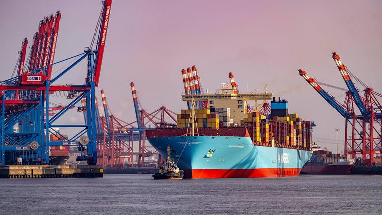 Ein Containerschiff verlässt den Waltershofer Hafen, Hamburg.